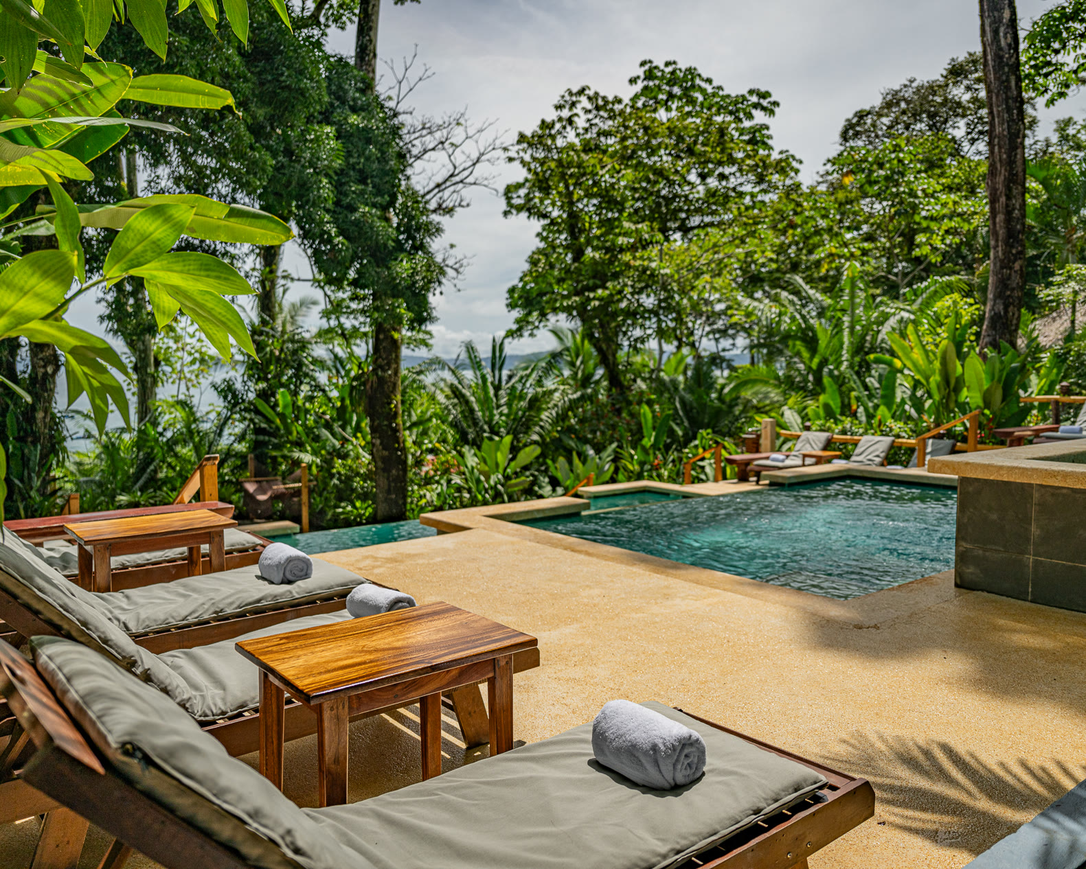 The pool and loungers at Copa de Árbol, Drake Bay