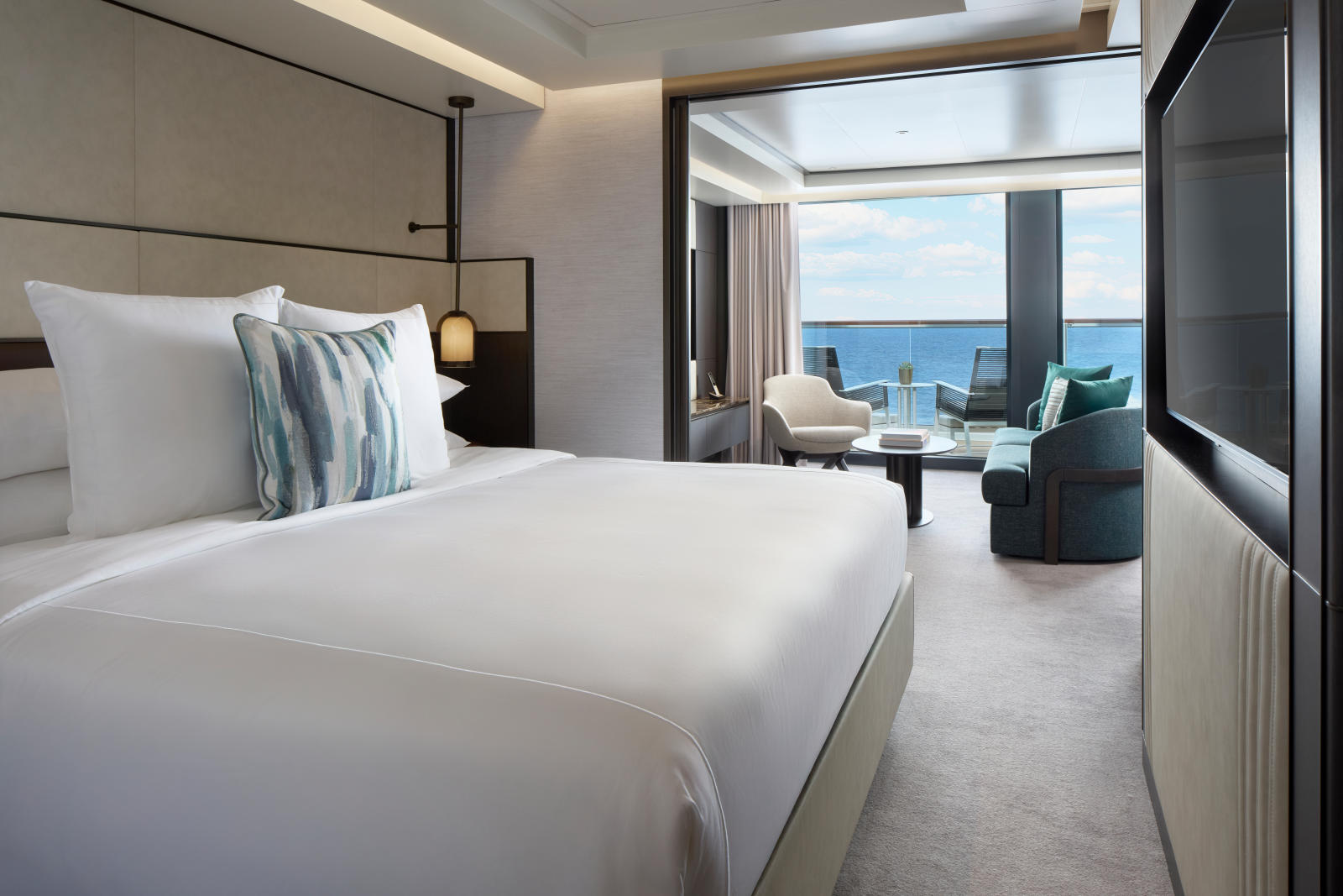 The Grand Suite, Evrima