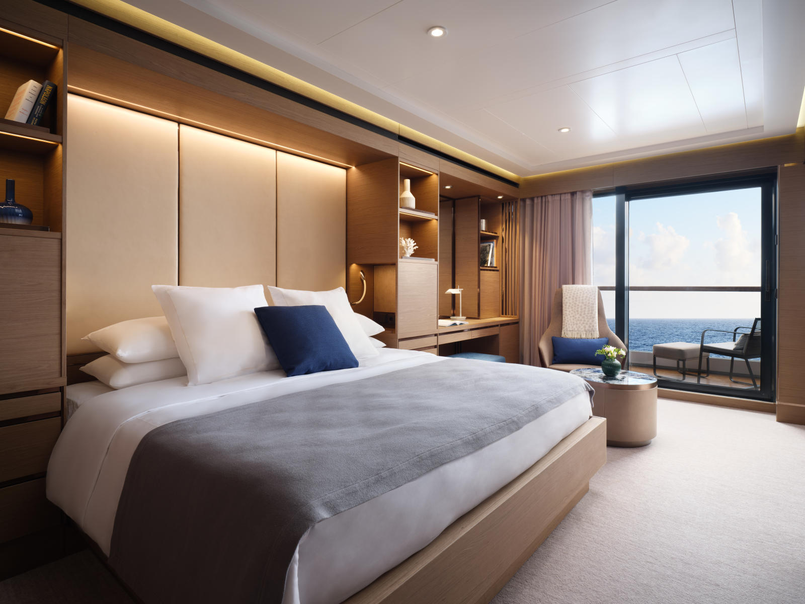 The Terrace Suite, Evrima