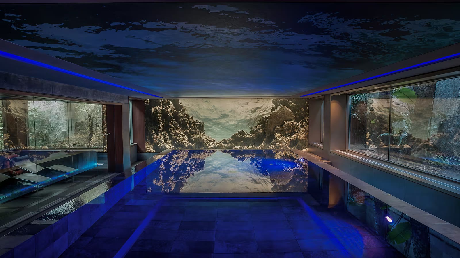 The indoor pool at MiM Sitges