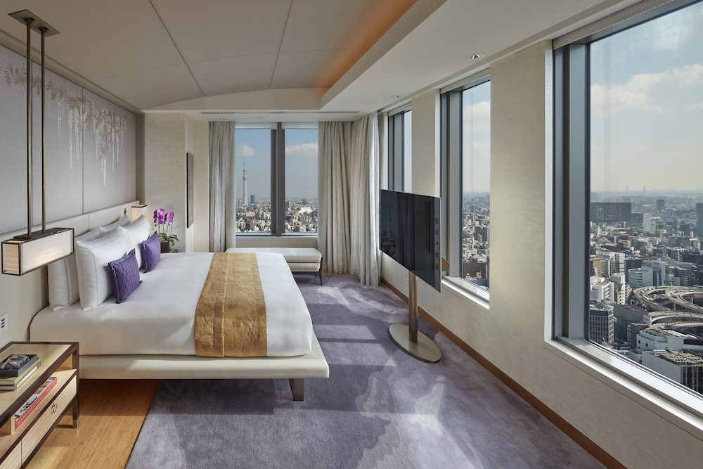 A Mandarin Oriental Tokyo room with skyline view